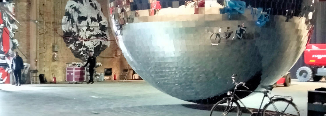 6 meter mirrorball van Frateur hangt in een donkere evenementenhal