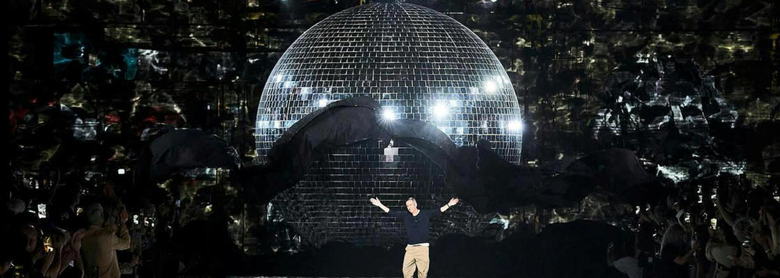 6m Mirrorball gezien van dichtbij, met reflecterende spiegelfacetten