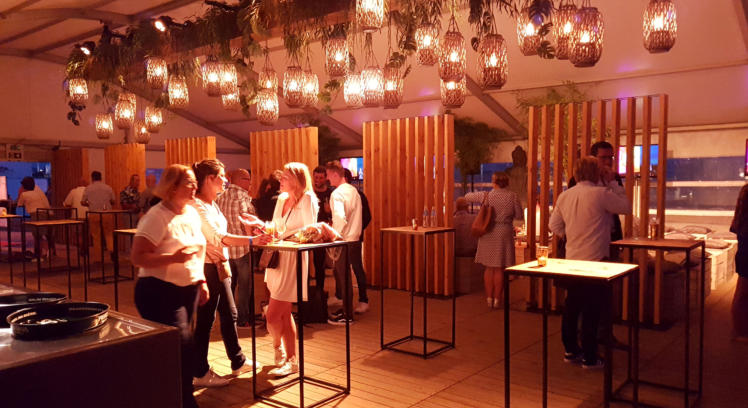 Meubilair uit de verhuurcollectie van Frateur: loungezetels, bars en tafels