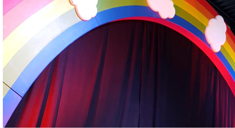 Decor van Frateur: kleurrijke themadecoratie voor een evenement